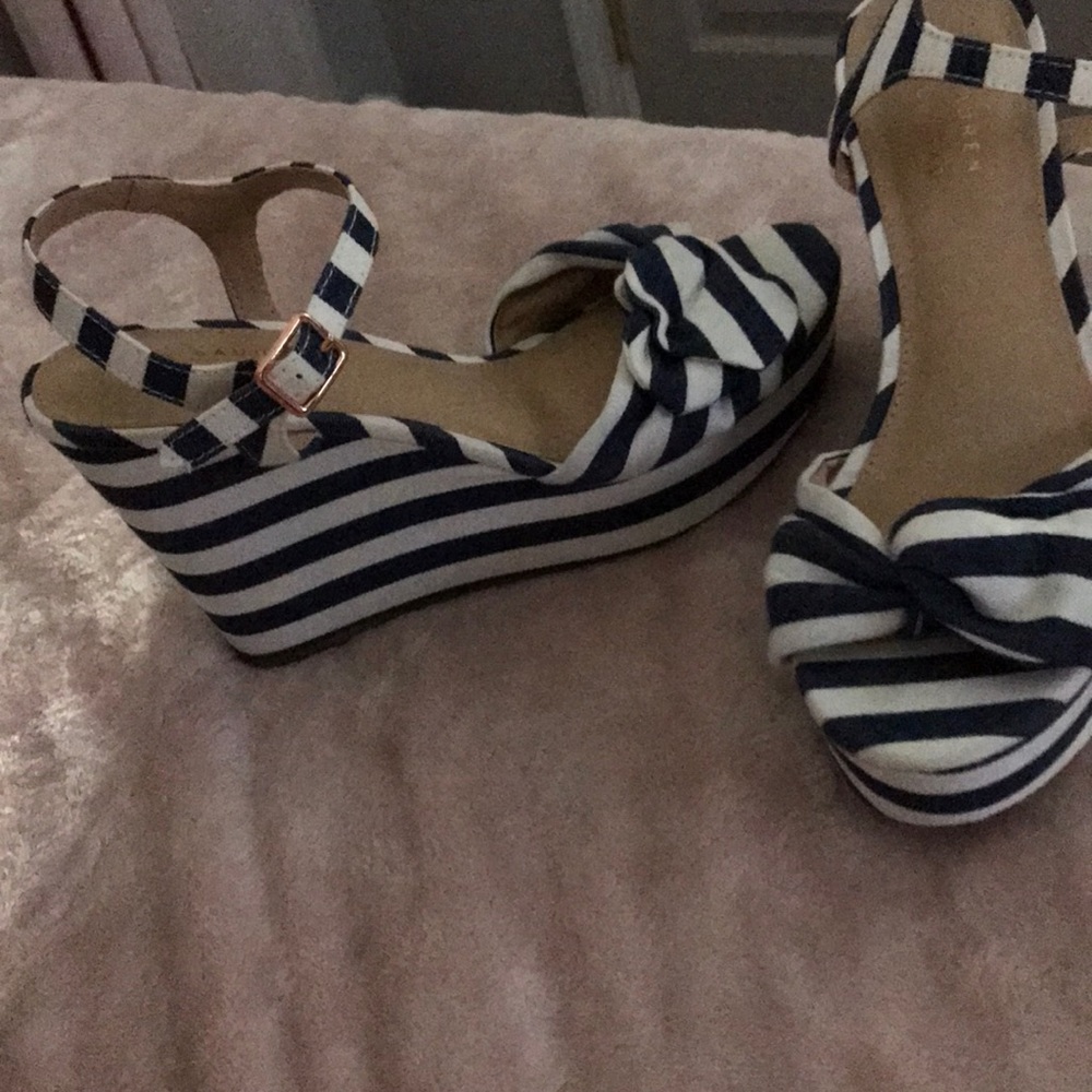 shoe  size 8 1/2 platform blue and white lines
